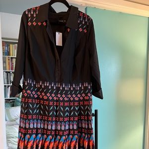 Pleated dress with parrots and pineapples